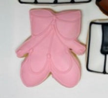 Load image into Gallery viewer, Violin, Ballet, Piano themed cookie
